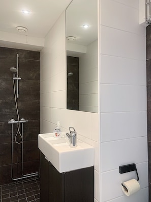Standard Double or Twin Room | Bathroom - Hotel Harriet (Turku)
