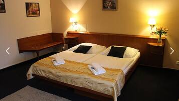 Habitación doble | Minibar, caja de seguridad en la habitación y escritorio