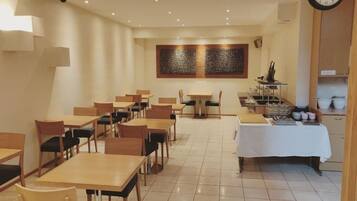 Desayuno buffet diario (EUR 10 por persona)