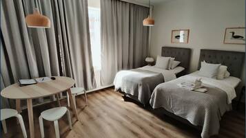 Hochwertige Bettwaren, Daunenbettdecken, Schreibtisch