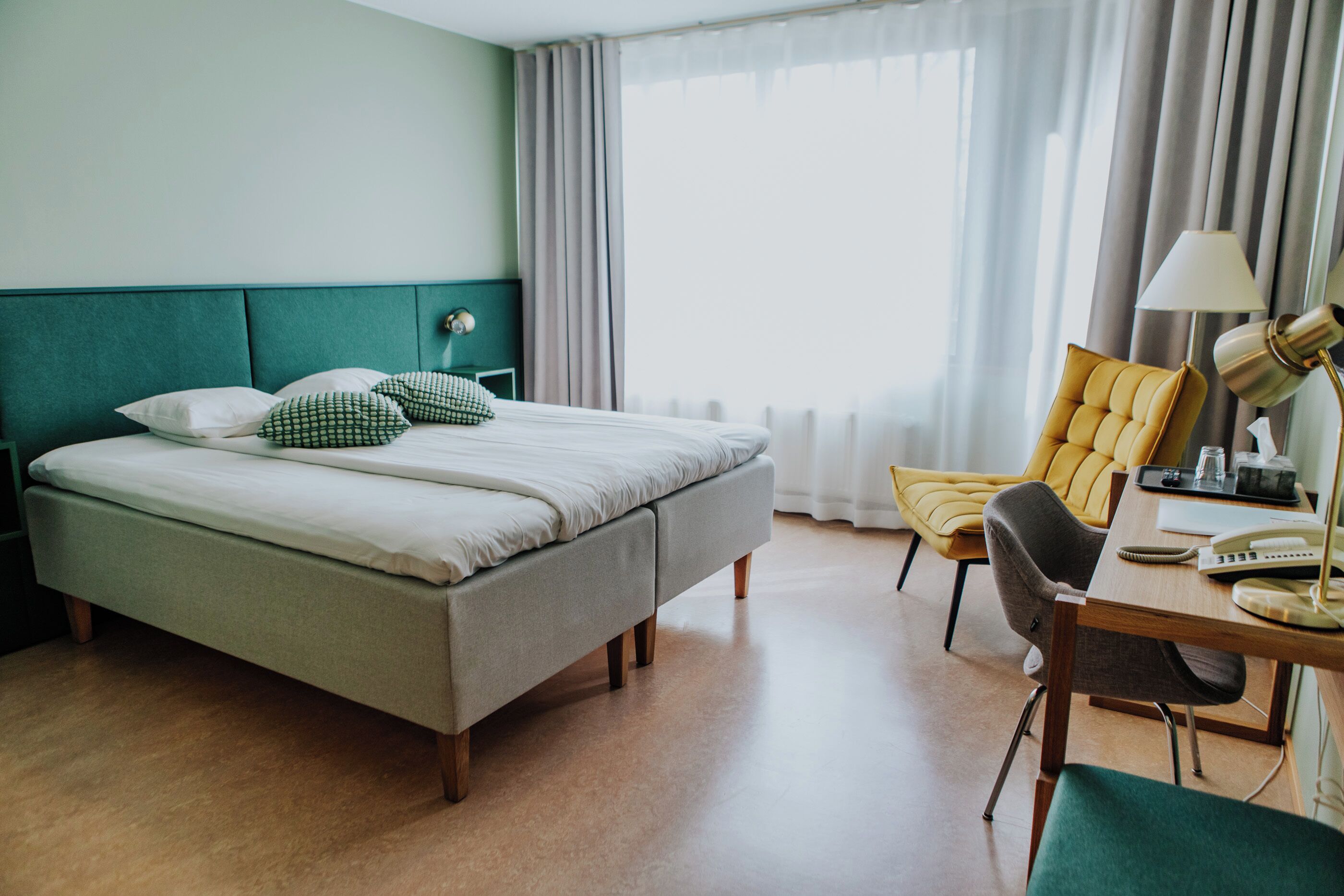 Een minibar, een bureau, verduisterende gordijnen