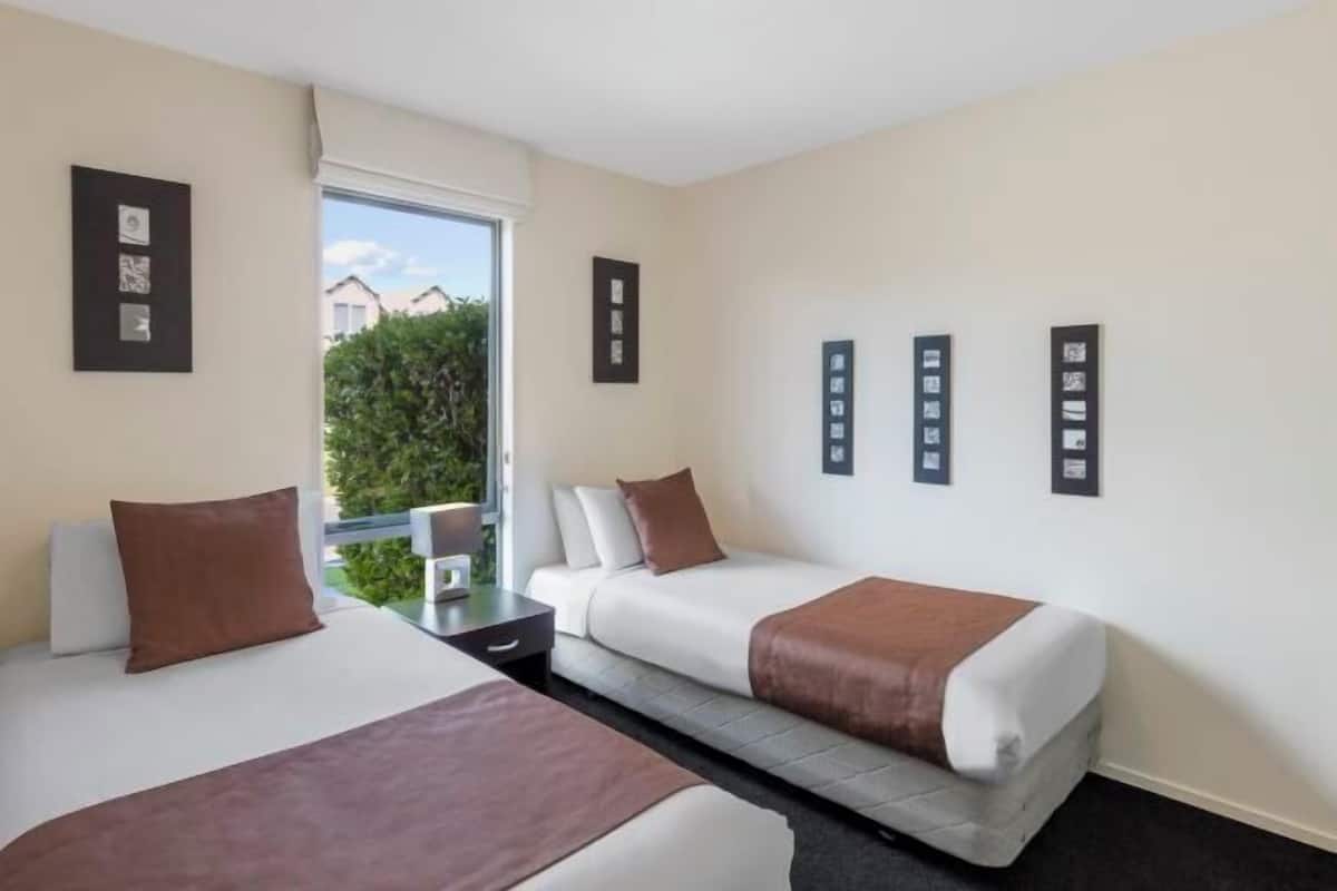 3 chambres, coffres-forts dans les chambres, ameublement personnalisé