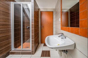 Shower, hair dryer, towels, toilet paper - Hotel Fabrica (Liberec)