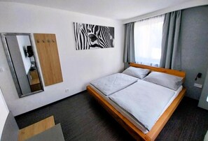 Doppia Comfort, 1 letto queen | Una scrivania, postazione laptop, tende oscuranti, ferro/asse da stiro