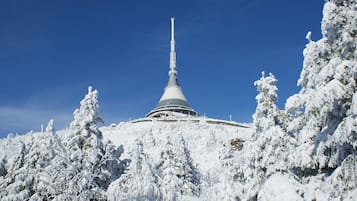 Una montaña cubierta de nieve con una estructura alta y cónica en la cima.