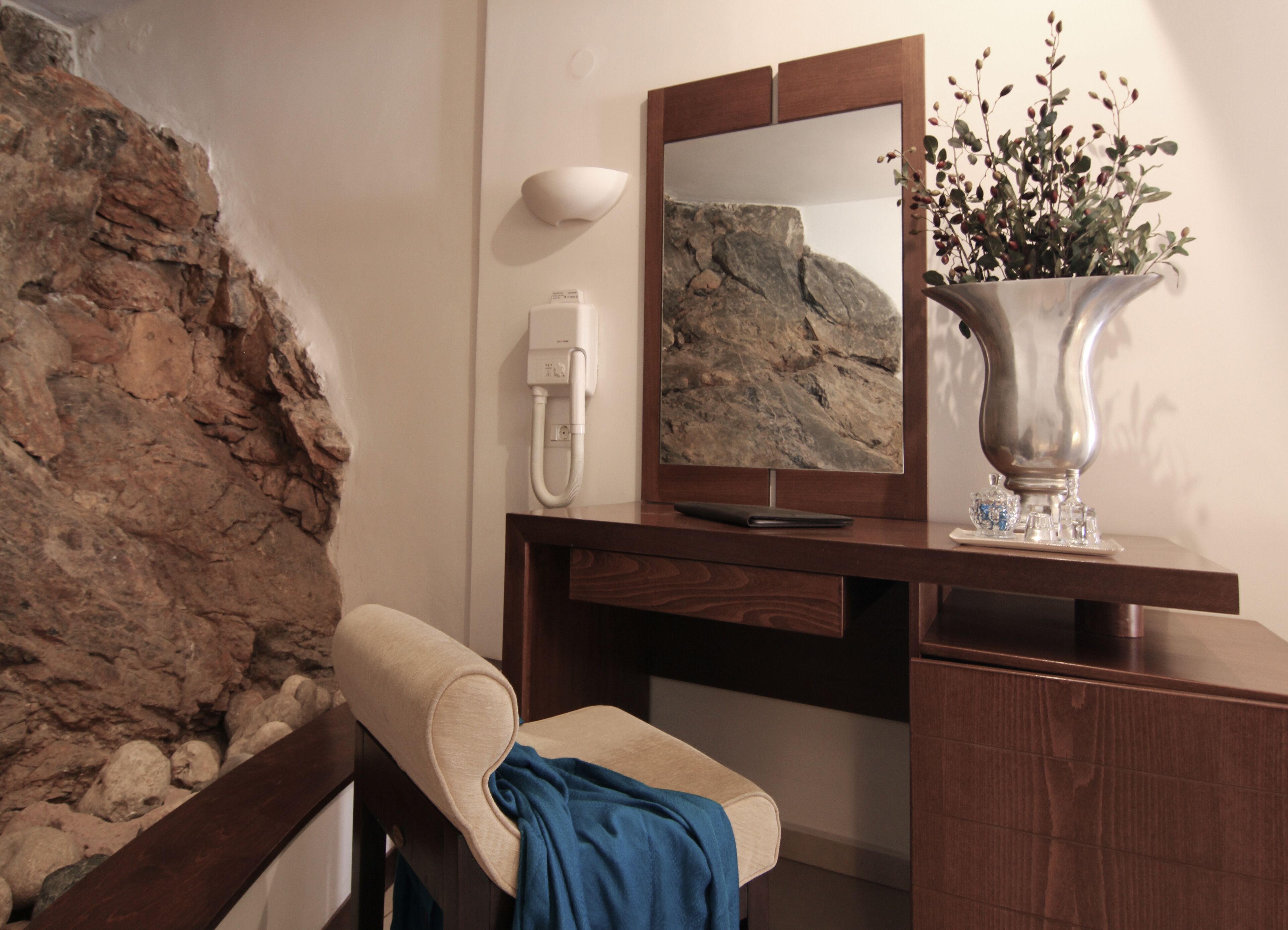 deluxe suite, mountain view (master) | 1 bedroom, down duvets, minibar, in-room safe