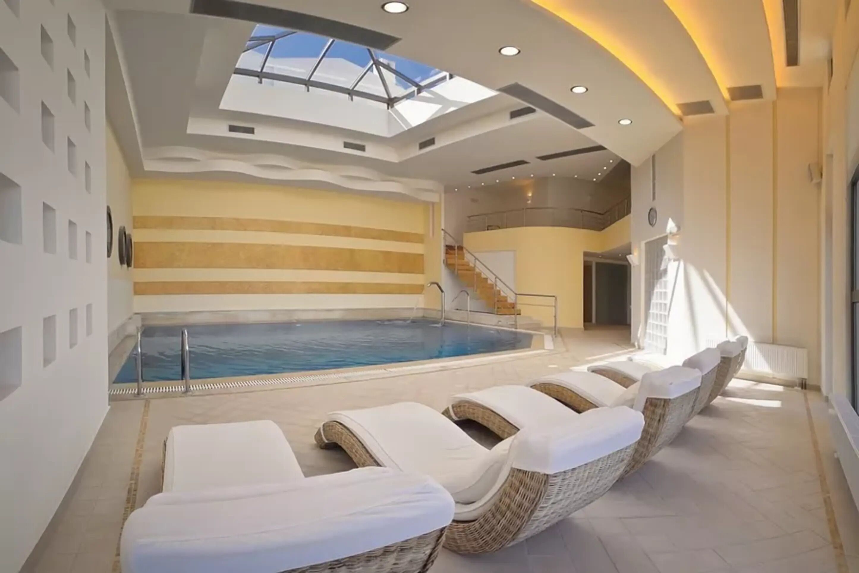 室內游泳池，開放時間為 10:30 至 21:00，提供日光浴躺椅