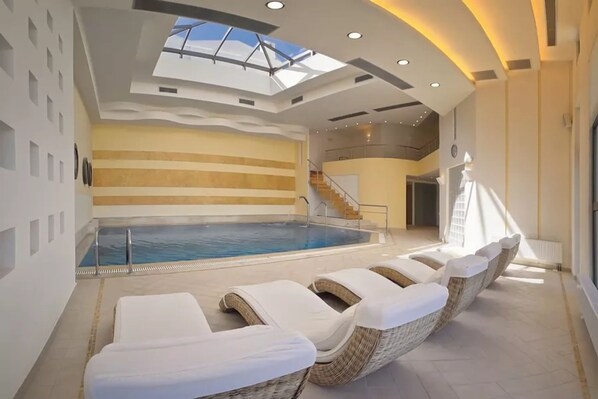 Piscine intérieure, accès possible de 10 h 30 à 21 h, chaises longues