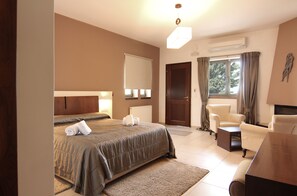 Cubrecamas, minibar y caja de seguridad en la habitación 