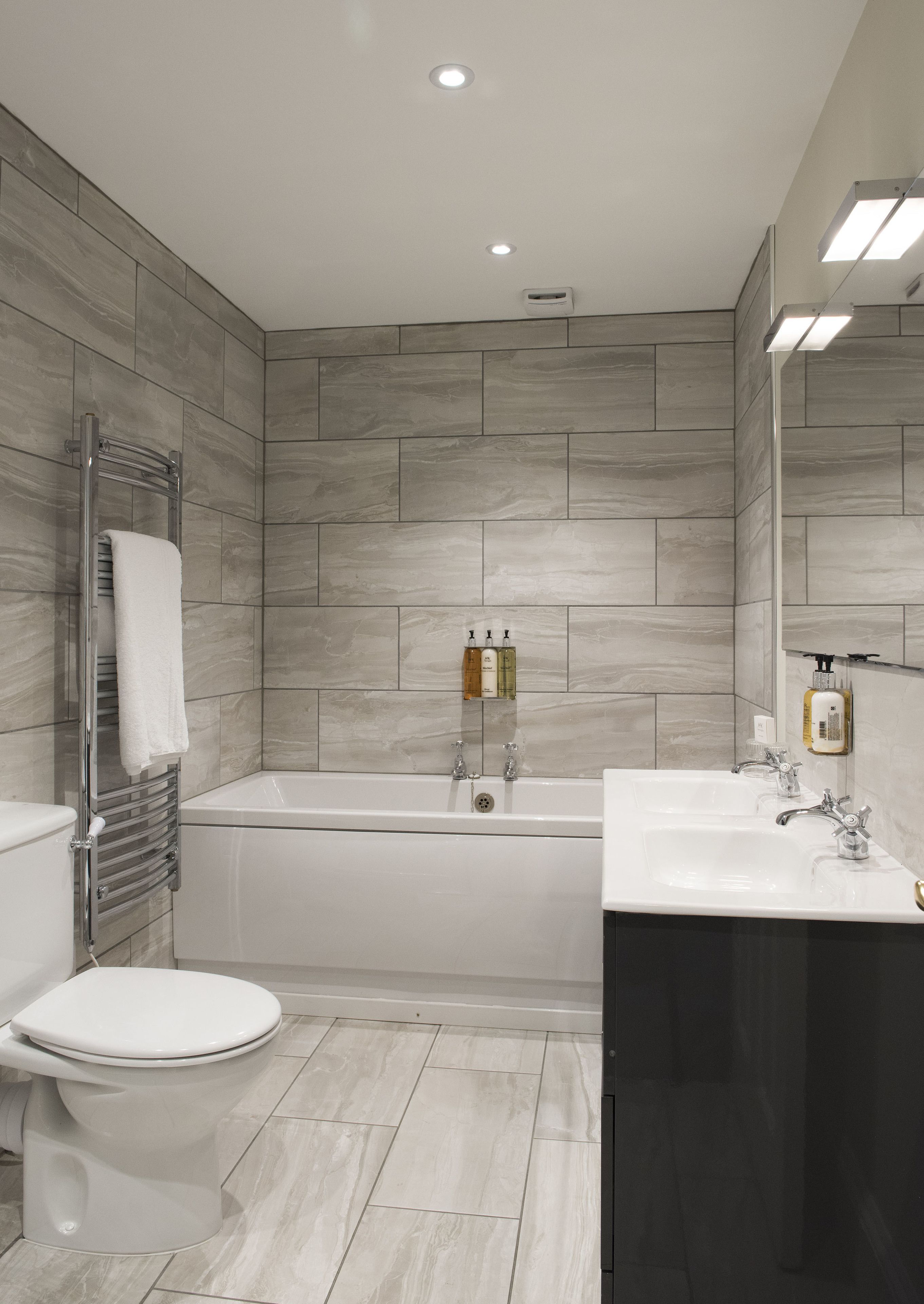 deluxe double or twin room | bathroom | towels