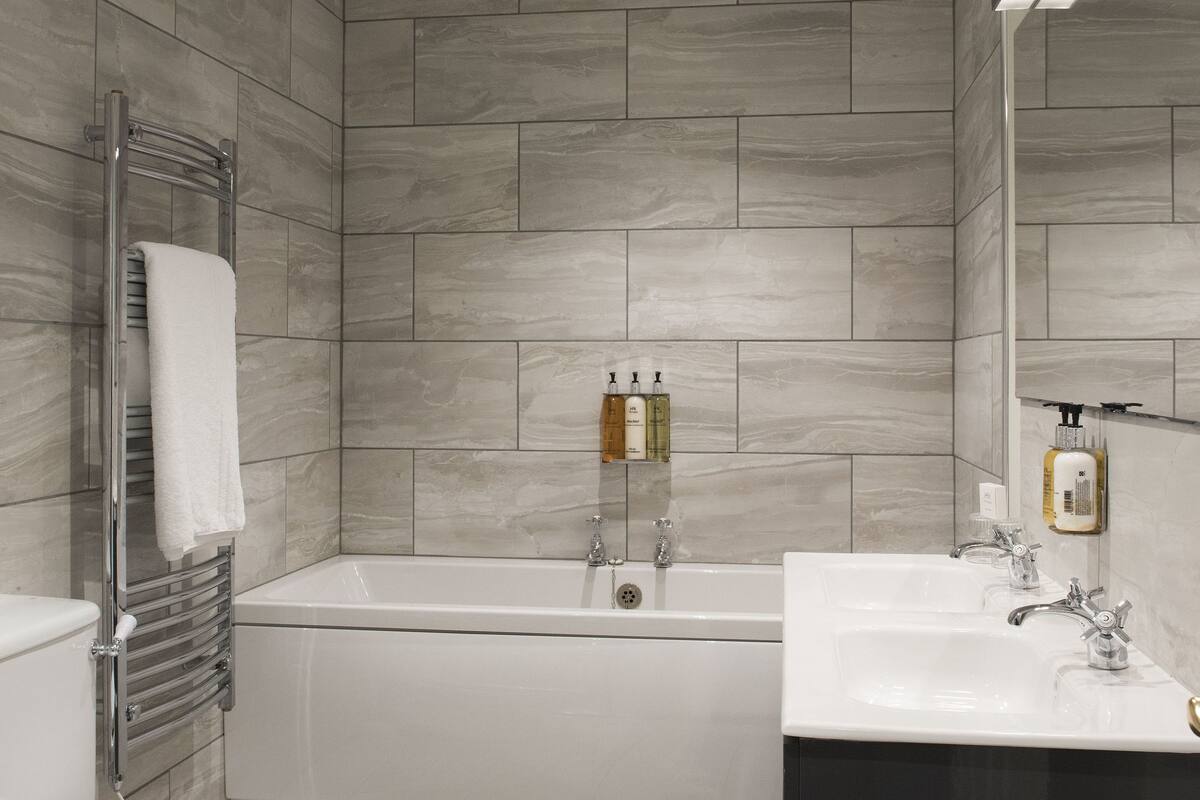 deluxe double or twin room | bathroom | towels