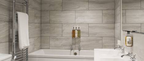 Un baño moderno con bañera, inodoro y lavabo.