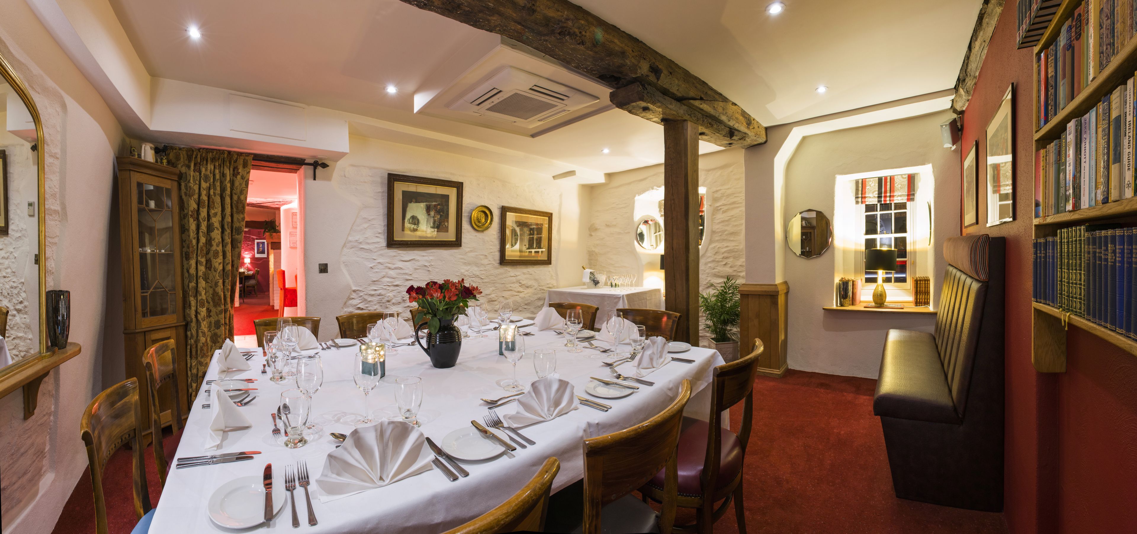 供应早餐、午餐和晚餐