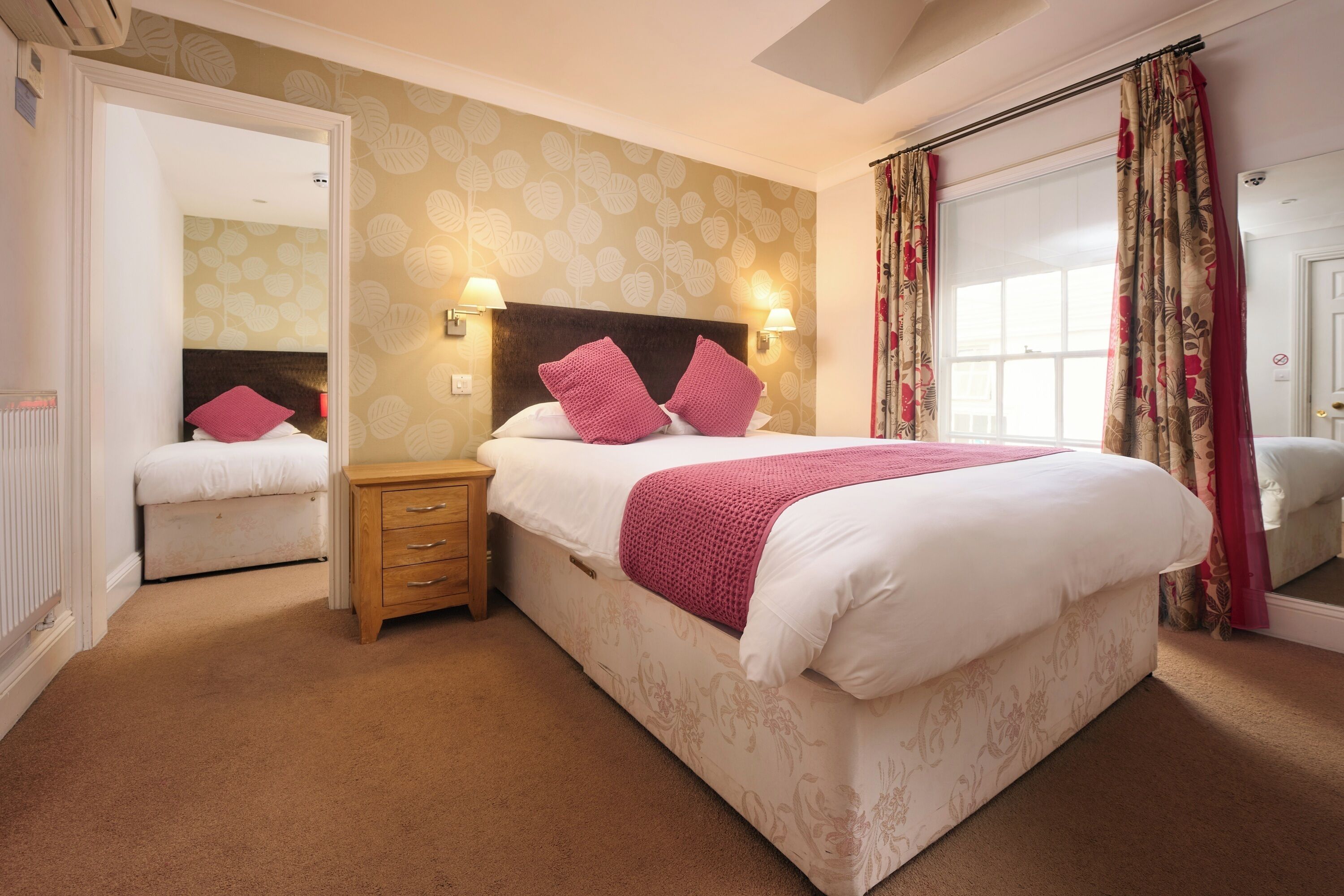Standard Quadruple Room | Hypo-allergenic bedding, desk, iron/ironing board, free WiFi