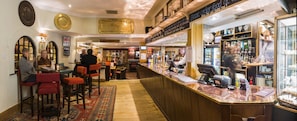 Bar (on property) - Royal Seven Stars Hotel (Totnes)
