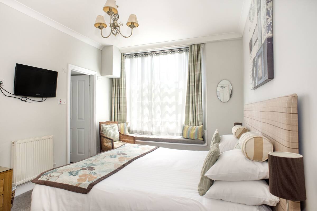 standard double or twin room | hypo-allergenic bedding, desk, iron/ironing board, free wifi