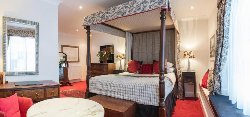 Deluxe Double Room | Hypo-allergenic bedding, desk, iron/ironing board, free WiFi