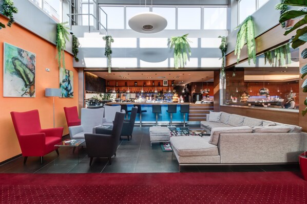 Sert le déjeuner et le dîner