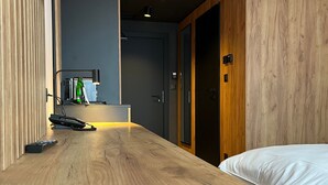 A modern hotel room with a wooden desk, a bed, and a wardrobe. - BEST WESTERN Hotel Vista (Ostrava)