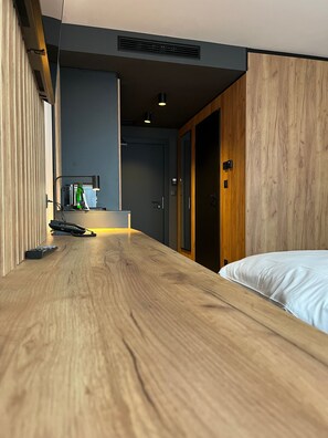 Minibar, caja de seguridad en la habitación y escritorio