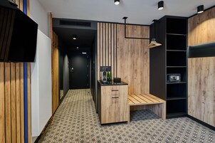 Minibar, caja de seguridad en la habitación y escritorio