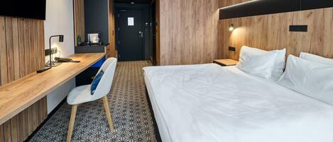 Executive Room, 1 King Bed | Minibar, in-room safe, desk, laptop workspace