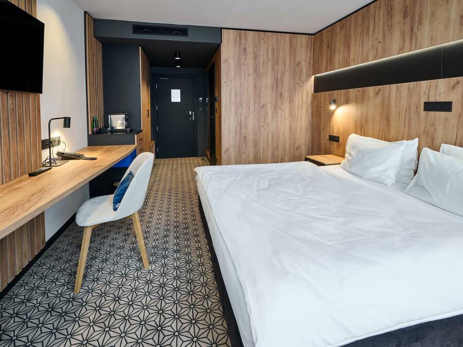 Executive Room, 1 King Bed | Minibar, in-room safe, desk, laptop workspace