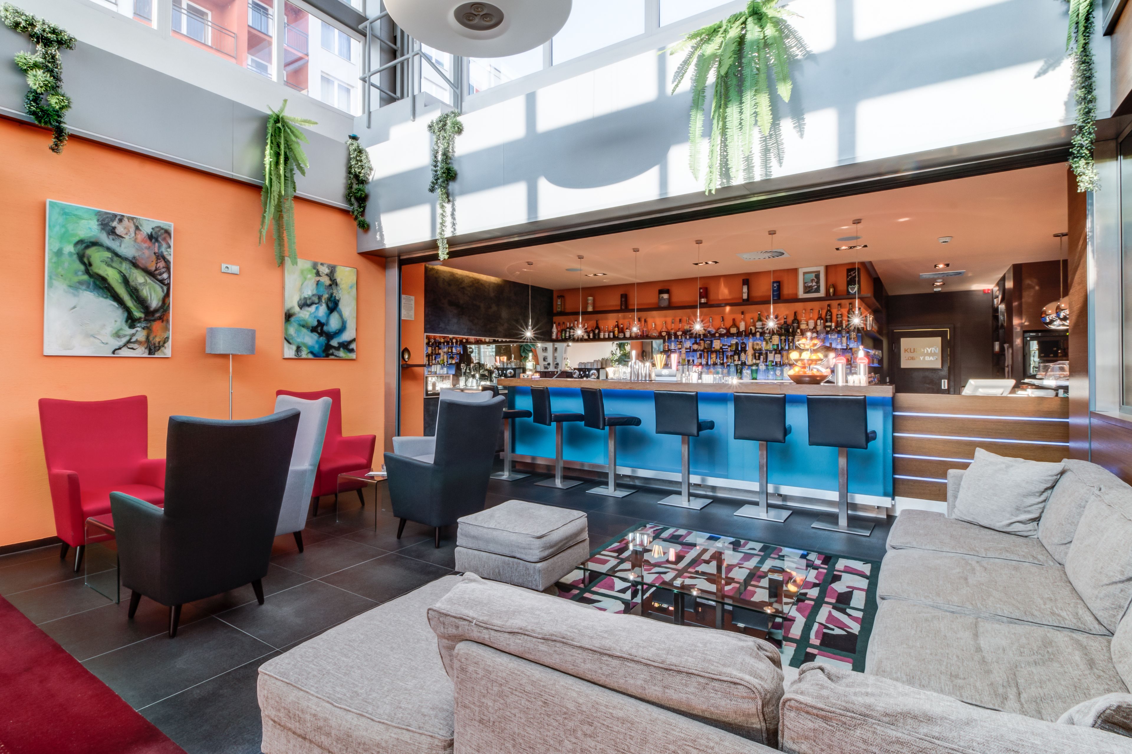 Serviert Mittagessen und Abendessen