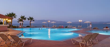 Piscine extérieure, parasols de plage