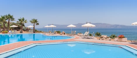 Piscine extérieure, parasols de plage
