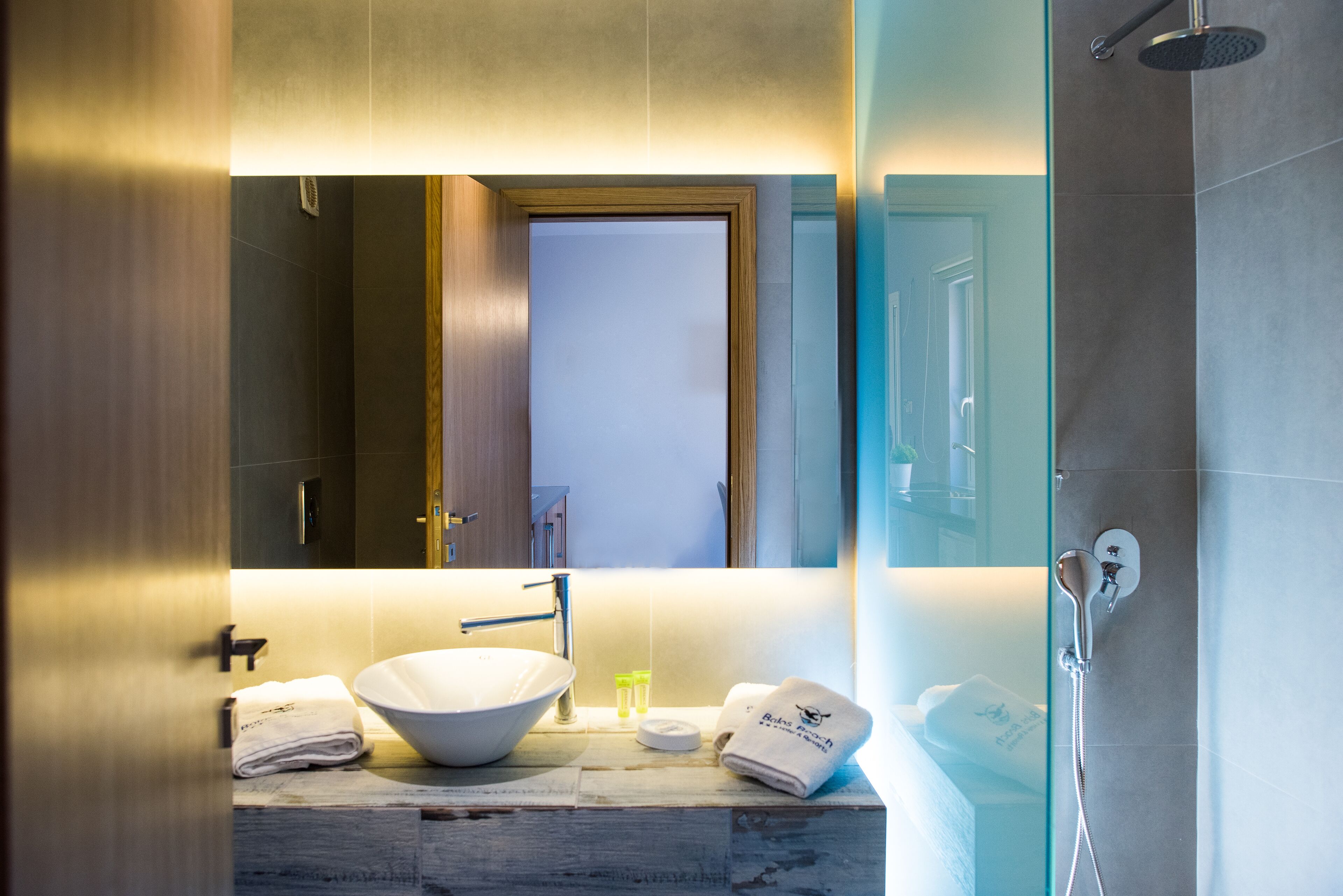 suite, sea view | bathroom | shower, eco-friendly toiletries, hair dryer, towels
