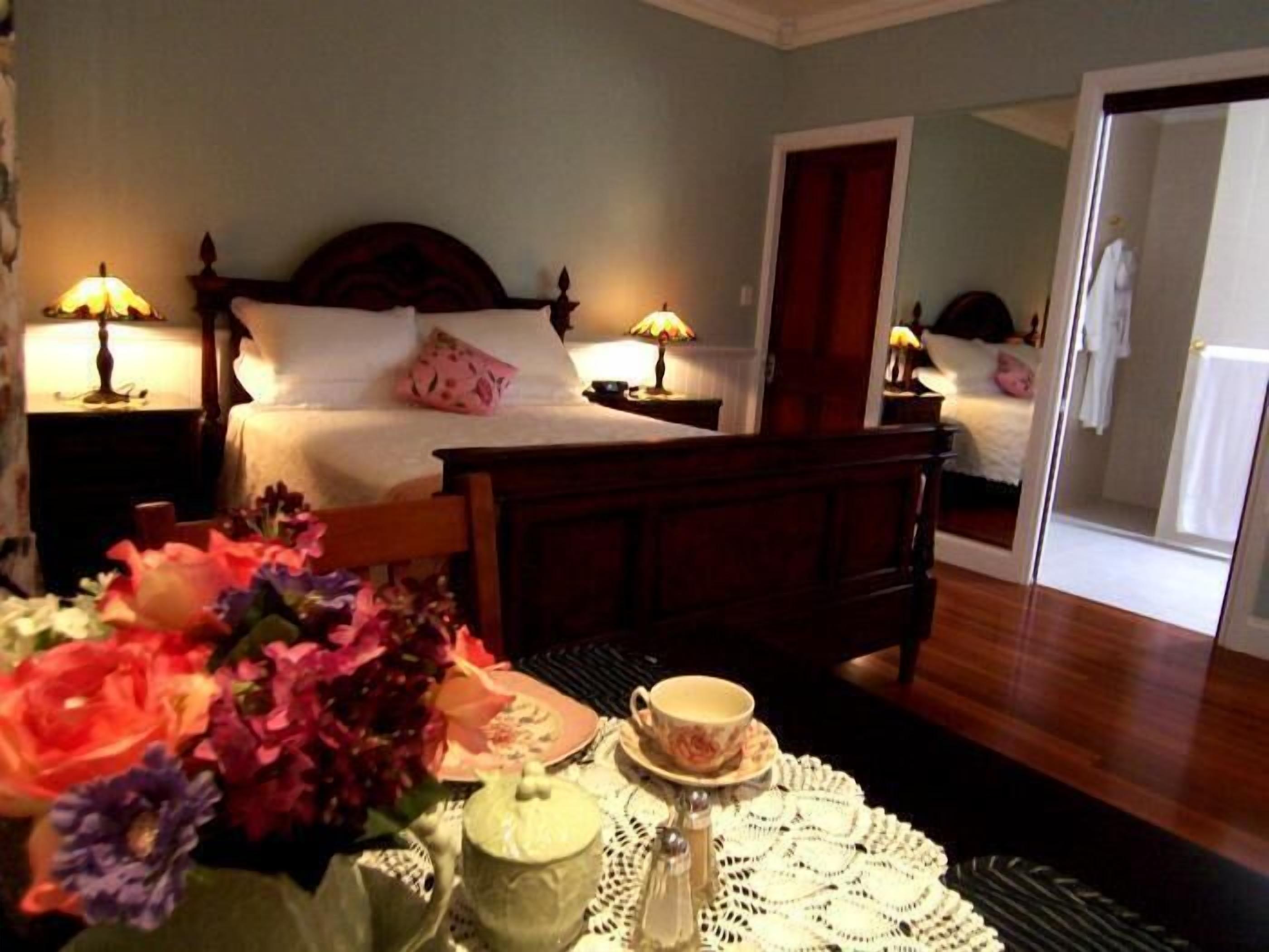 Desk, soundproofing, free WiFi, bed sheets