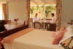 Escritorio, sistema de insonorización, wifi gratis y ropa de cama 