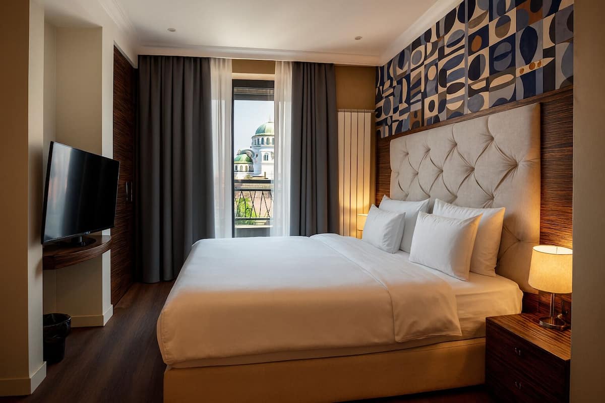 Executive Suite, 1 King Bed | 1 bedroom, hypo-allergenic bedding, minibar, in-room safe