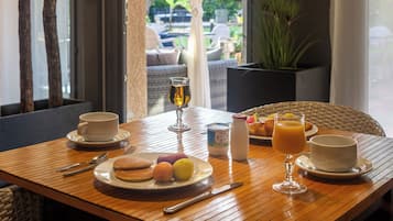 Dagelijks ontbijtbuffet (EUR 8.00 per persoon)