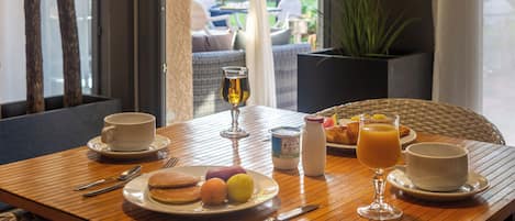 Frukostbuffé varje dag (EUR 8.00 per person)
