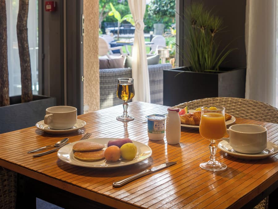 Petit déjeuner buffet (8.00 EUR par personne)