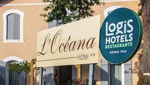 Un letrero de hotel con el nombre 'L'Océana' y el logotipo de 'Logis Hotels Restaurants', establecido desde 1948.