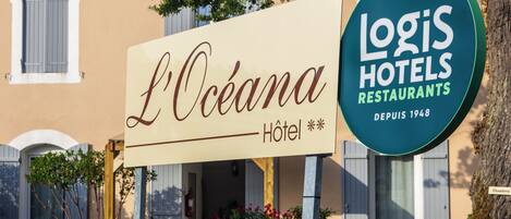 Un letrero de hotel con el nombre 'L'Océana' y el logotipo de 'Logis Hotels Restaurants', establecido desde 1948.