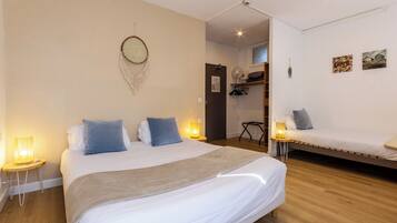 Familie driepersoonskamer | Een kluis op de kamer, een bureau, gratis wifi