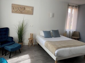 In-room safe, desk, free WiFi