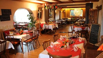 Se sirven desayunos, comidas, cenas y cocina alemana con vista al jardín