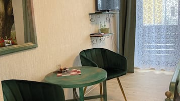 Quarto casal | Área de estar | TV LED