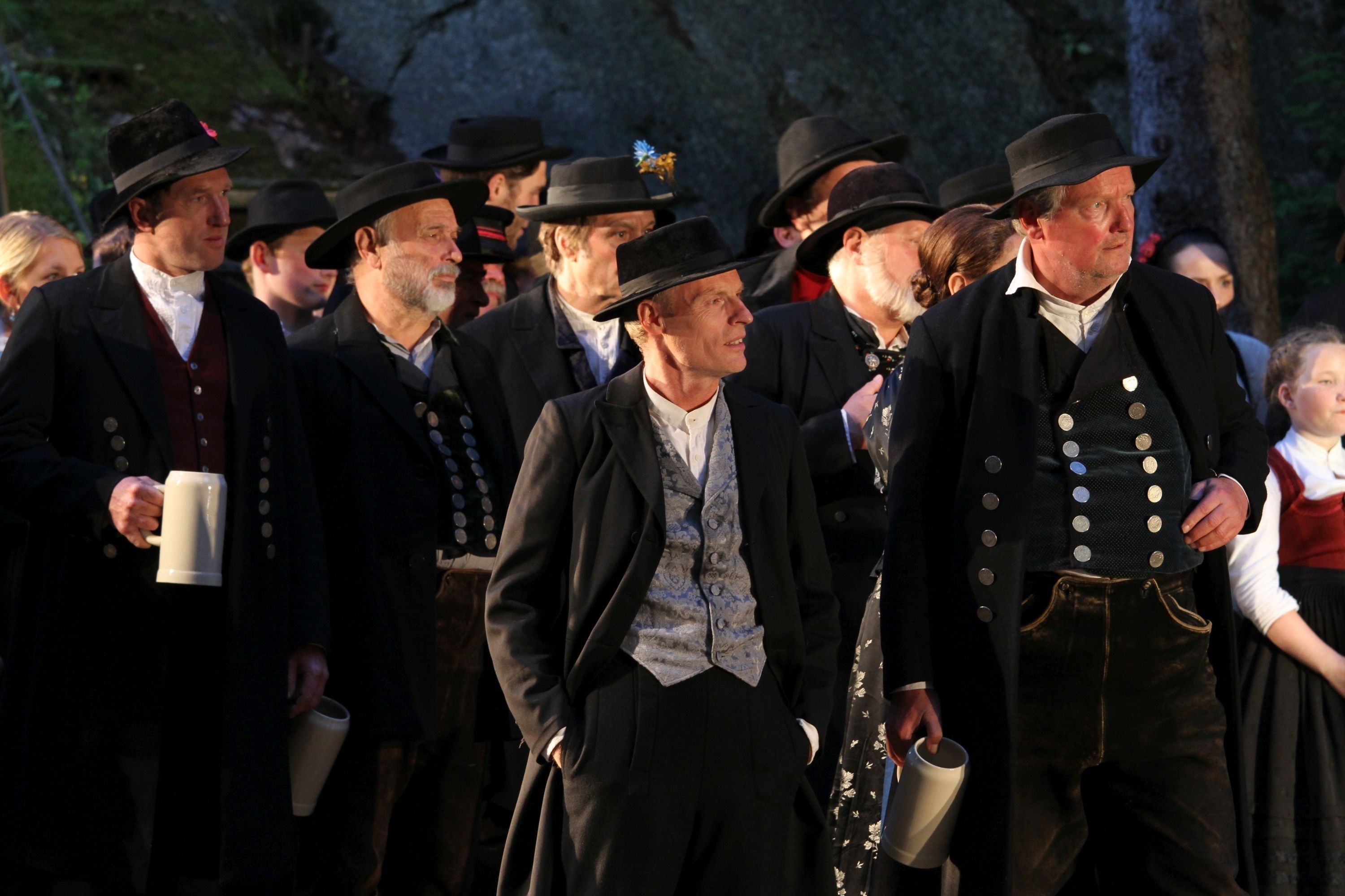 Een groep mensen in historische kleding, waarschijnlijk op een thema-evenement of reconstructie.