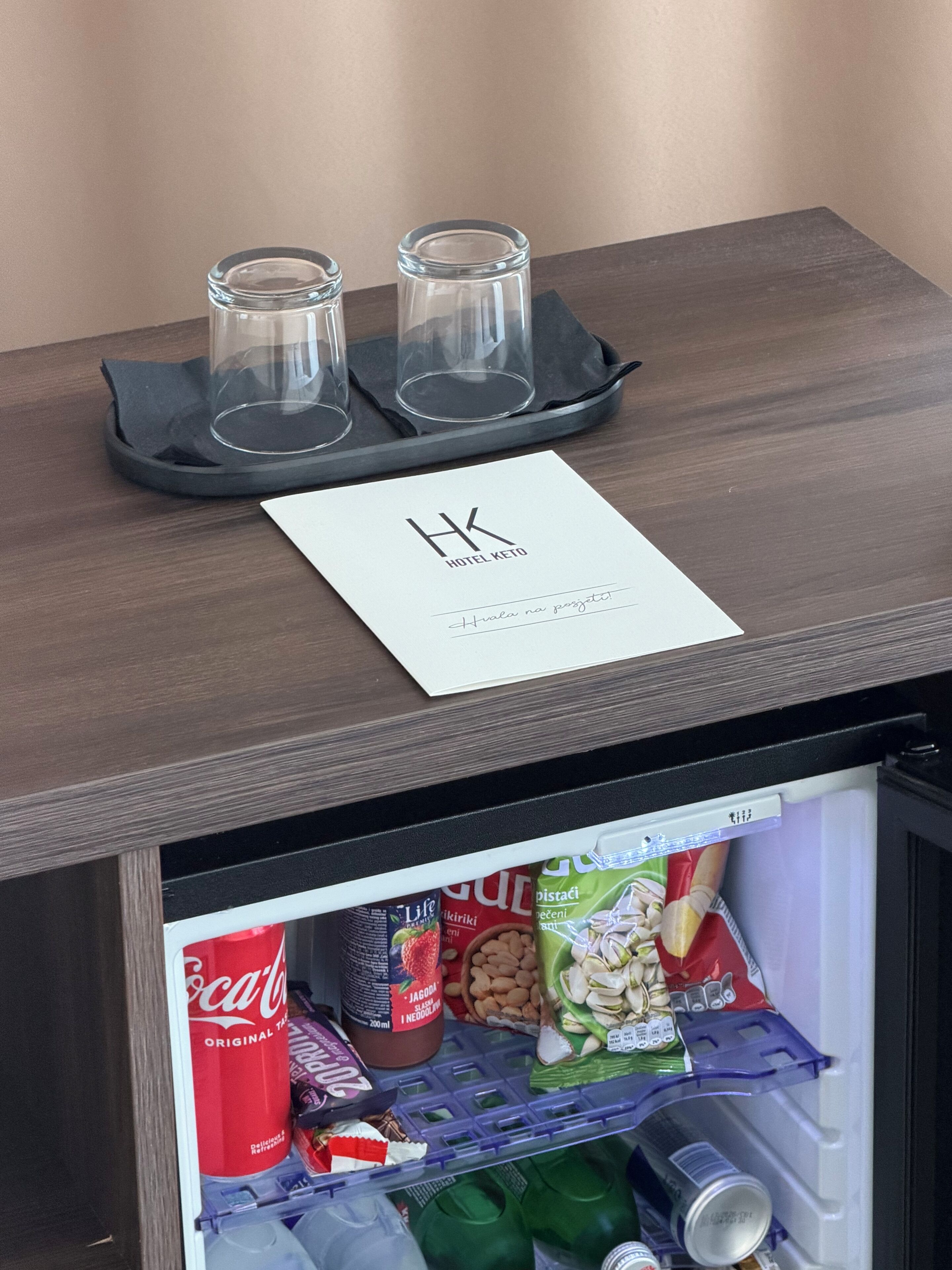 Minibar, safe på rommet, skrivebord og blendingsgardiner