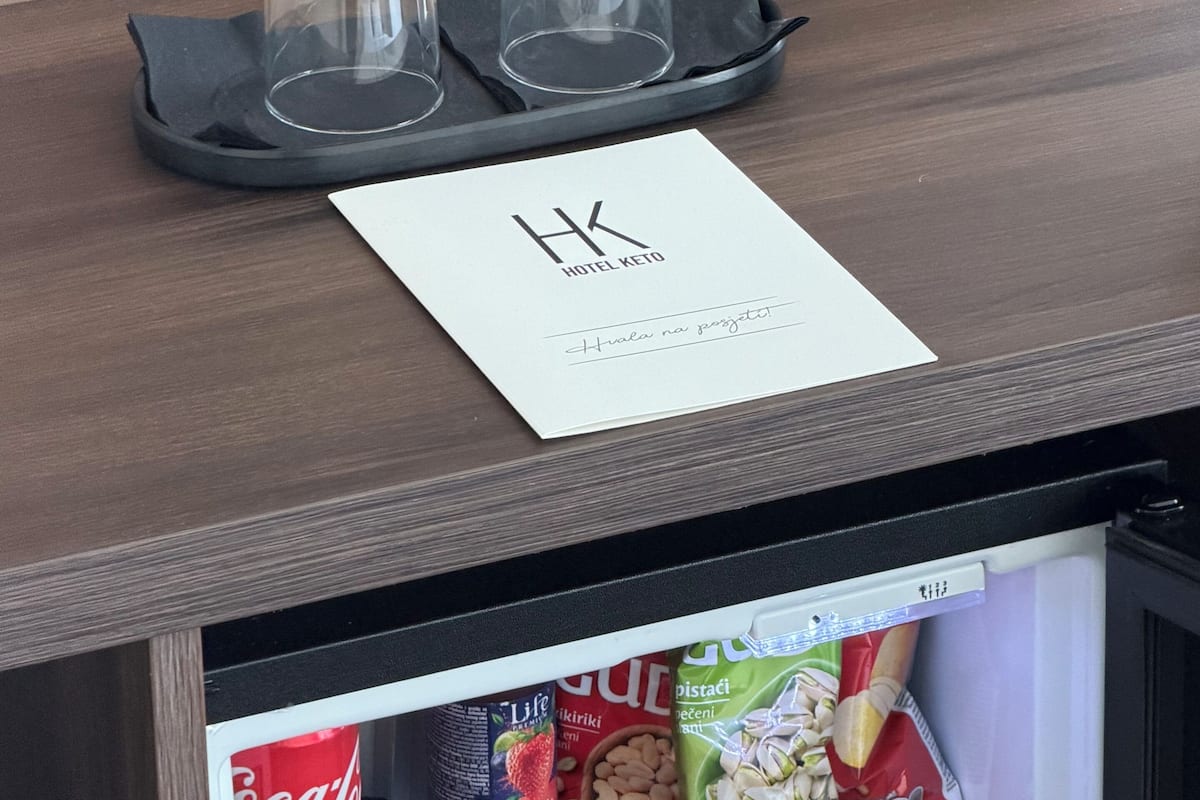 Minibar, caja de seguridad en la habitación y escritorio