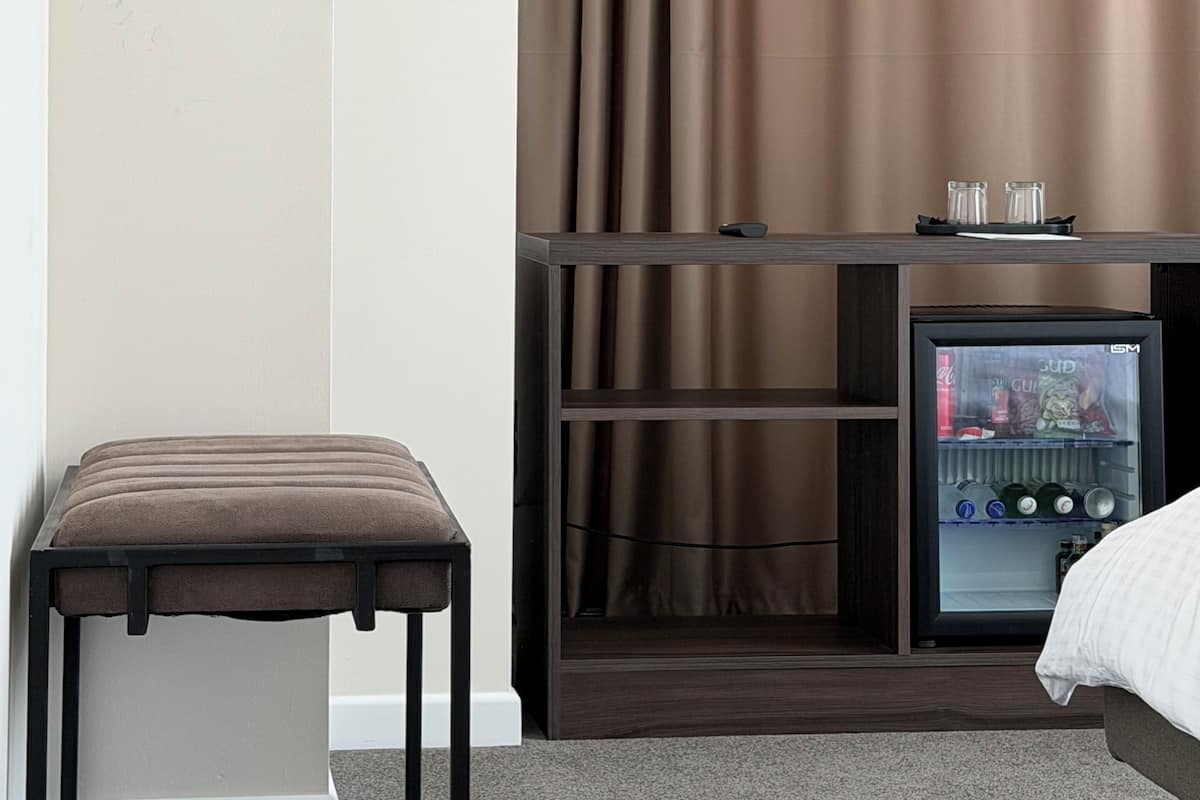 Minibar, caja de seguridad en la habitación y escritorio