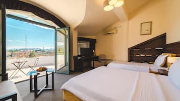 Camera tripla | Minibar, una cassaforte in camera, una scrivania, tende oscuranti