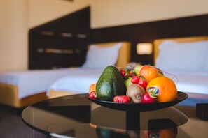 Tremannsrom | Minibar, safe på rommet, skrivebord og blendingsgardiner