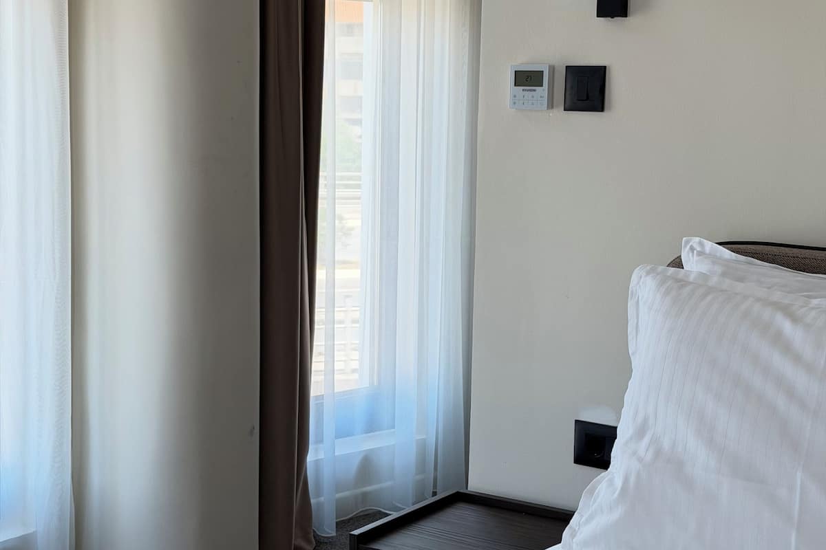 Minibar, caja de seguridad en la habitación y escritorio